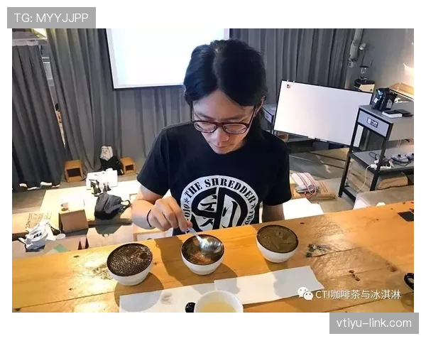 何冰娇训练完啃鸡腿的样子，真的不像个世界冠军